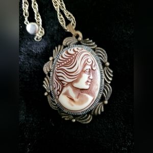 King Pins cameo brooch/pendant